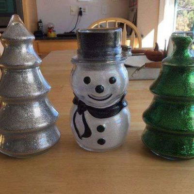 Do you like easy DIY Christmas gift ideas? This easy glitter snowman & tree are inexpensive and super easy to make. Great for kids, girls night out, party favors, gifts, winter decor, etc.
