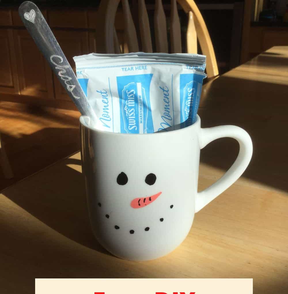 Do you like easy gift ideas? I like making my own gifts for the holidays, and today I’m sharing my easy snowman mug with you.