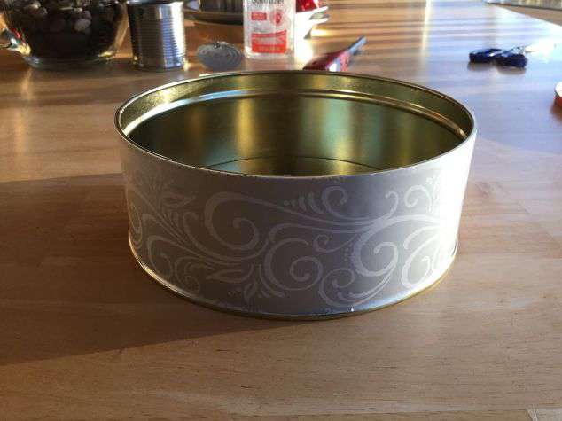 Place an empty washed out can in the center of the cookie tin.