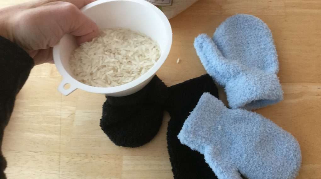 Fill the mittens with rice.
