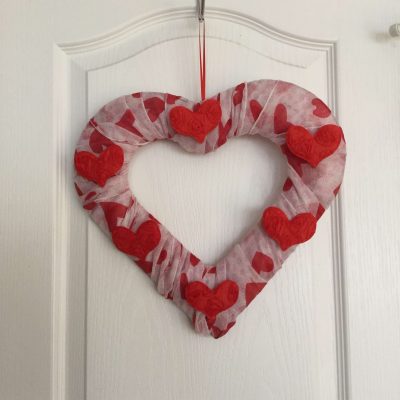 Add a ribbon to hang the wreath and you're done!