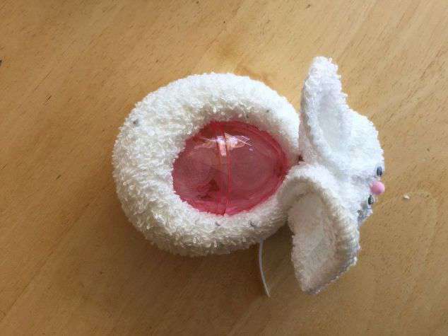 Place the egg in the center of the bunny.