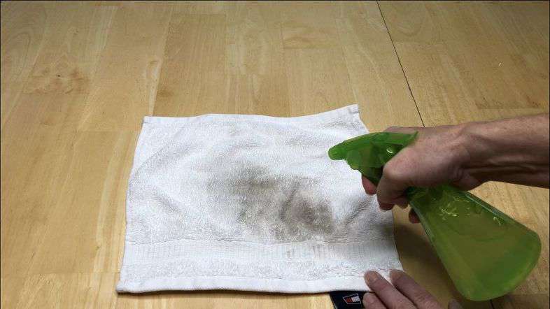 Spraying the mixture on the stains.
