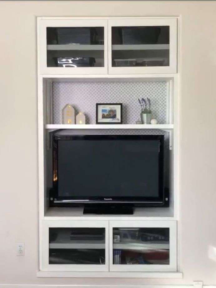 Are you ready for a simple entertainment center makeover?  It was time to give this built-in entertainment center a facelift!