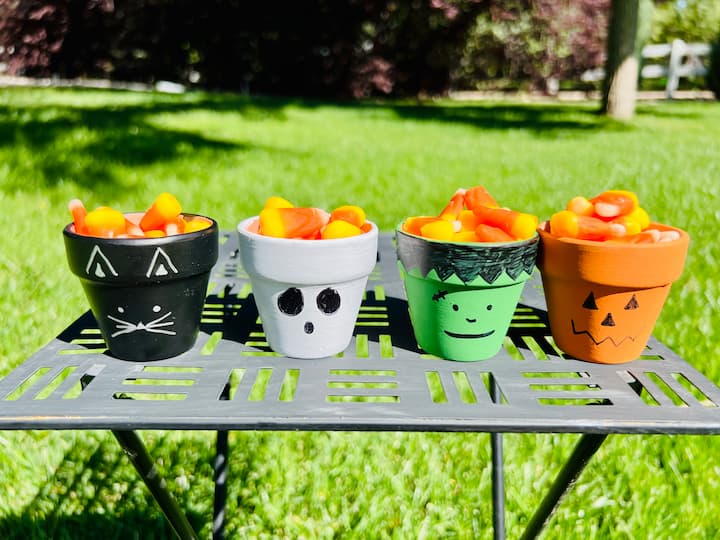 These flower pot candy holders are not only a cute addition to your Halloween décor but also a fun way to distribute treats to your guests or trick-or-treaters. Get creative with the designs and enjoy the spooky season!