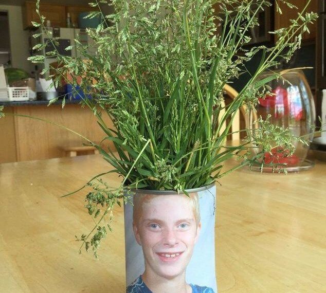 Recycled Cans As Planters (10) add grass seed to can