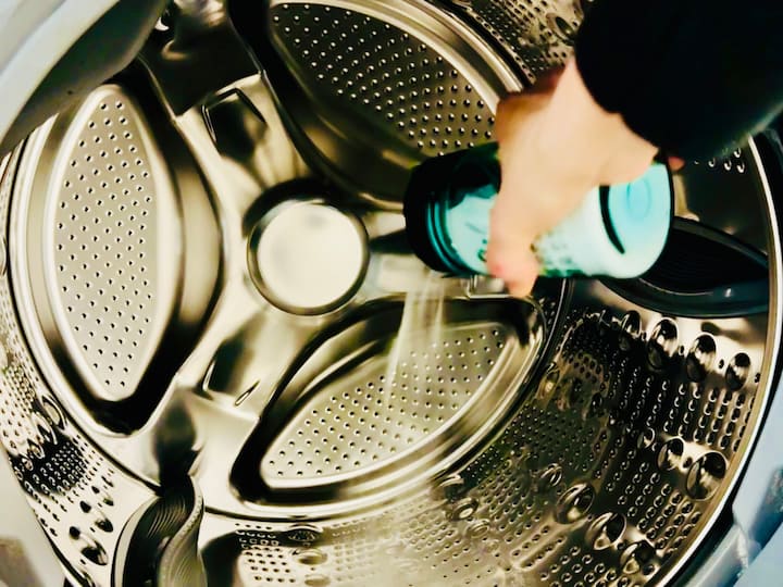 Adding baking soda inside the washing machine