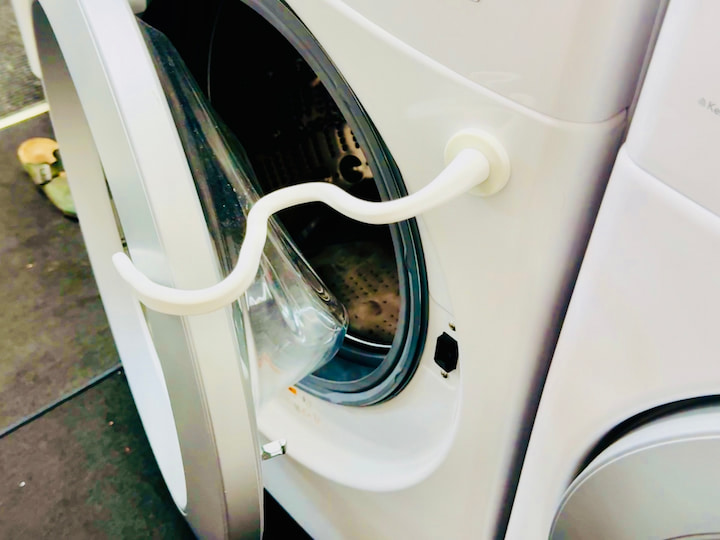 A magnet that holds the washing machine door open