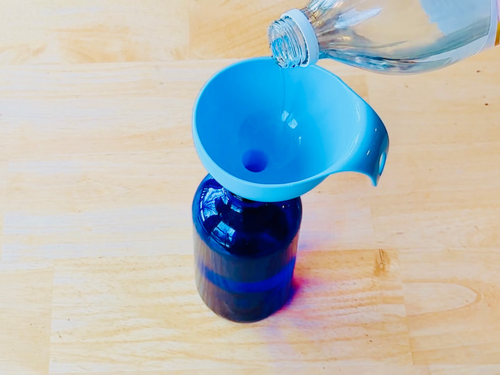 Adding vinegar to a spray bottle