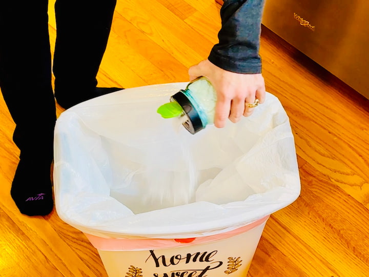 sprinkle baking soda in garbage can