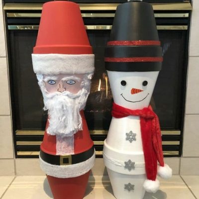 I'm at it again making more holiday decor with terra cotta flower pots! This time... Santa and a Snowman.