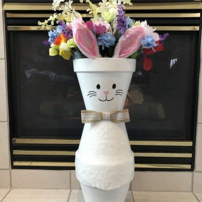 I’m at it again making more seasonal decor with terra cotta flower pots! This time… a flower pot bunny!