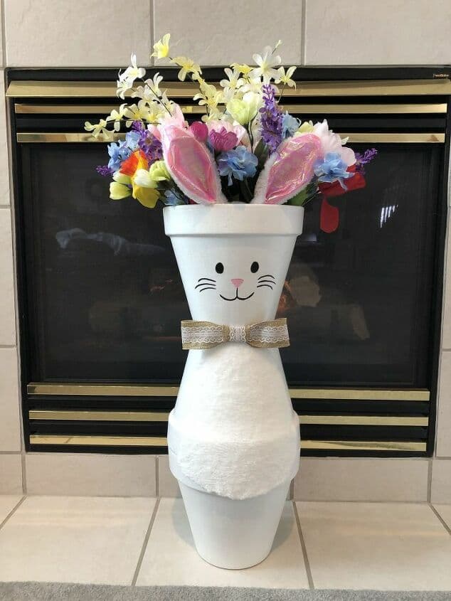 I’m at it again making more seasonal decor with terra cotta flower pots! This time… a flower pot bunny!