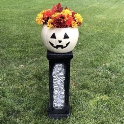 Do you like decorating for Fall and Halloween? Do you like creating easy fall and Halloween decorations? I took a column and pumpkin and made easy Halloween pumpkin outdoor decorations.