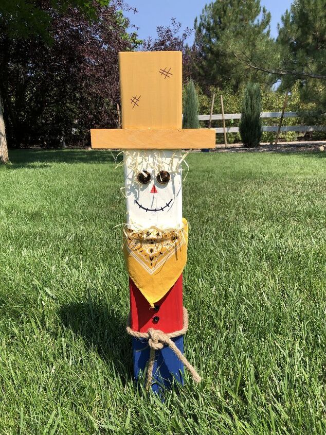 Do you want to know how to make an easy DIY Scarecrow?  I love fall and when decorating I love to make items that can be left up all season long. I'm sharing how to make a DIY Scarecrow out of a fence post.