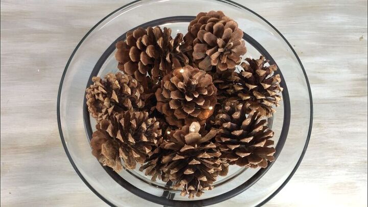 Here is the completed pine cone display with the lights.