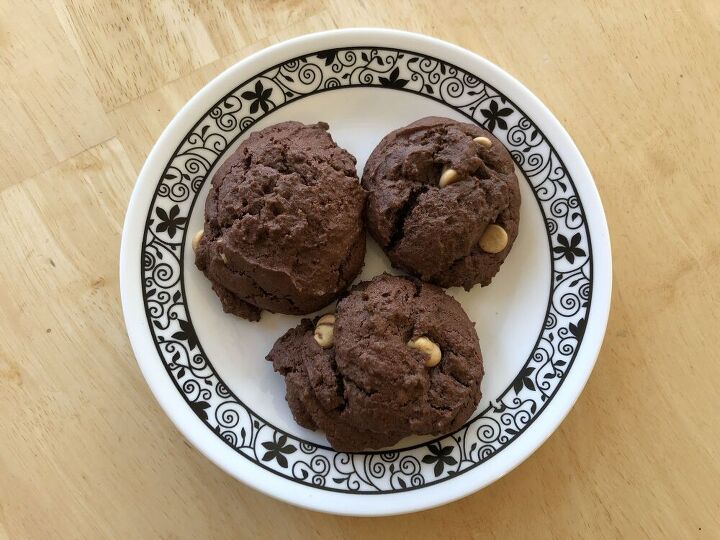 How do you make chocolate peanut butter cookies? I have a super easy recipe my aunt shared that is only 4 ingredients! A special thanks to my Aunt Sheree for sharing this recipe with me!