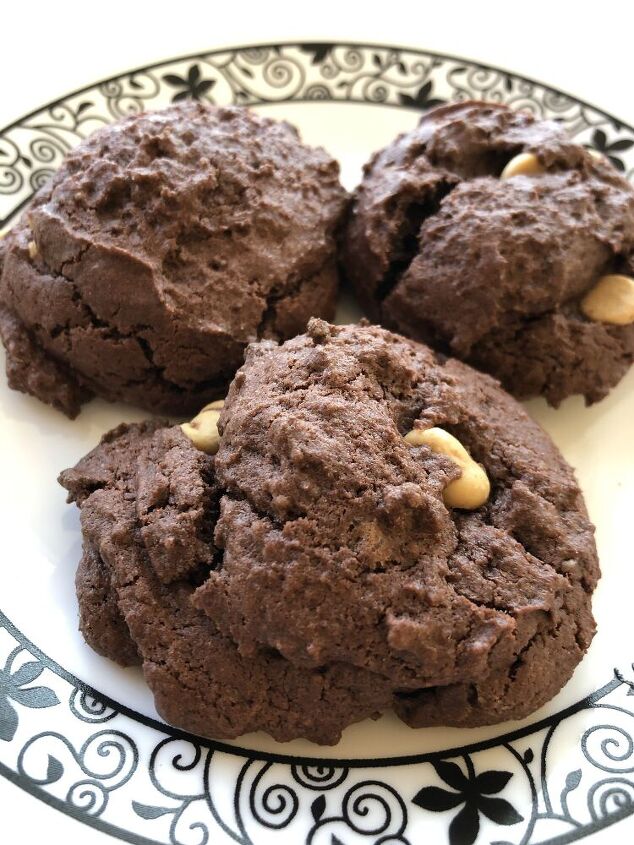 How do you make chocolate peanut butter cookies? I have a super easy recipe my aunt shared that is only 4 ingredients! A special thanks to my Aunt Sheree for sharing this recipe with me!