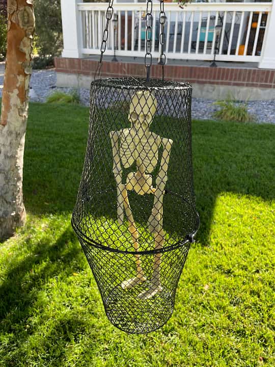 Dollar Tree Halloween Crafts5. Hang your skeleton outside