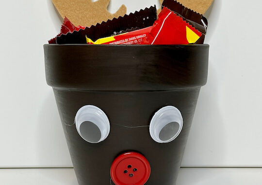 Do you want non toy kid gifts? I have a project for you to make that is inexpensive, and can be filled with so many options.