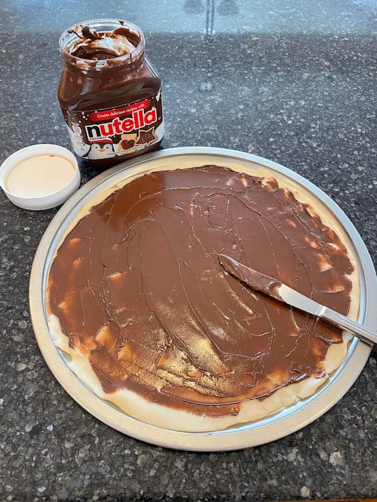 Spread Nutella on top of the pie crust.
