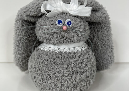 Did one of your socks get a hole and you have a single sock lying around? Here is a super easy Easter sock bunny hack that anyone can make!