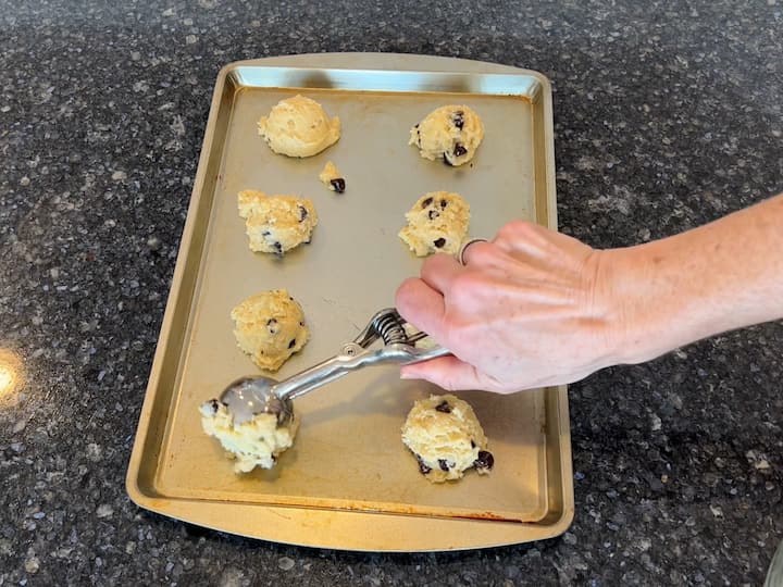I used my 1 tablespoon cookie scoop to place my cookies onto an ungreased cookie sheet.  You can easily use 1 tablespoon or 1 teaspoon depending on the size cookie you are wanting to make it.
