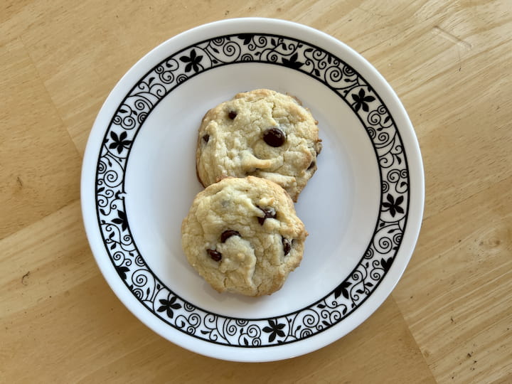 Yellow cake mix chocolate chip cookies, sounds delicious and easy right?  Well, they are!  You'll only need 4 ingredients to make these yummy cookies.