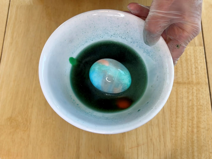 Remove the egg from the bowl, rinse with water, and let it dry.
