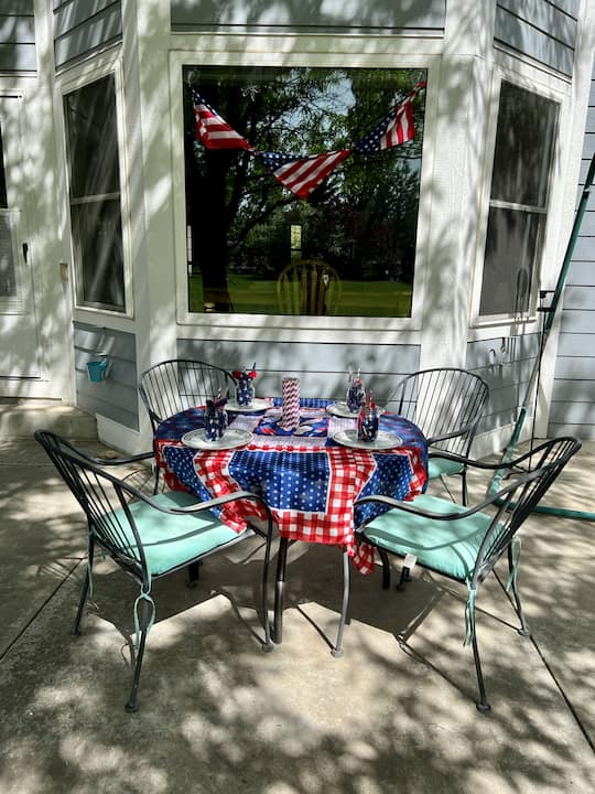 Are you looking for some fun patriotic crafts?  Look no further as I have some fantastic red white and blue crafts for you!