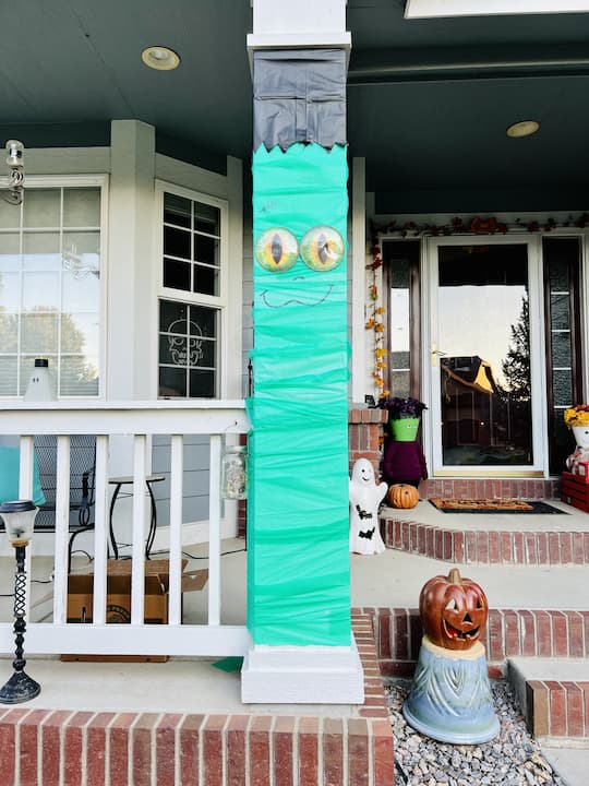 Are you looking for DIY Halloween Porch Decorating Ideas?  Here are several options that you can create easily on a budget.