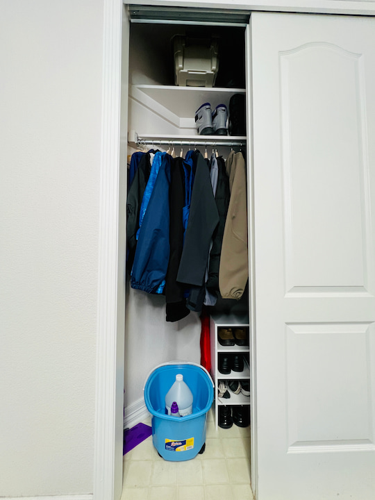 Are you looking to organize your entryway closet?  Follow along from start to finish with these easy tips and video tutorial.