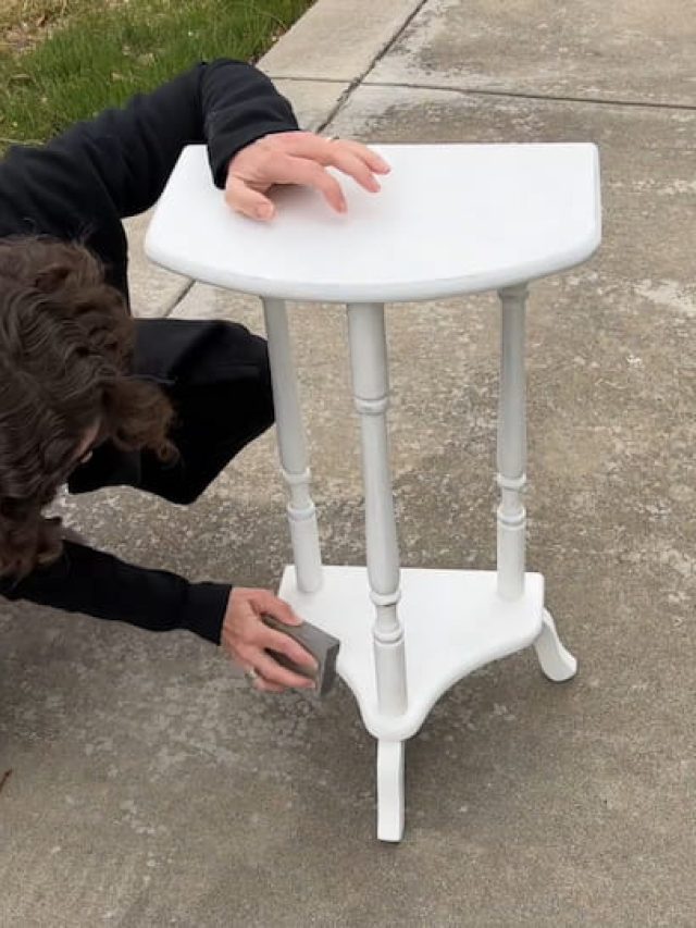 Beautiful and Easy DIY Painted Side Table