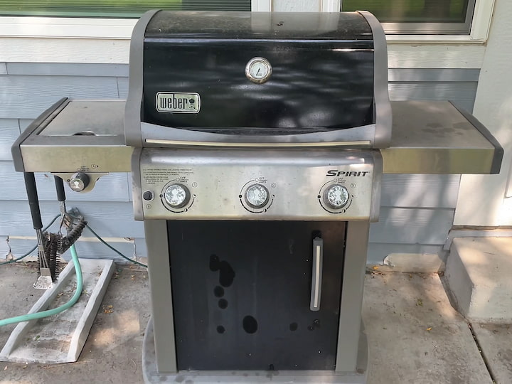 Picture of Weber Grill Before Cleaning