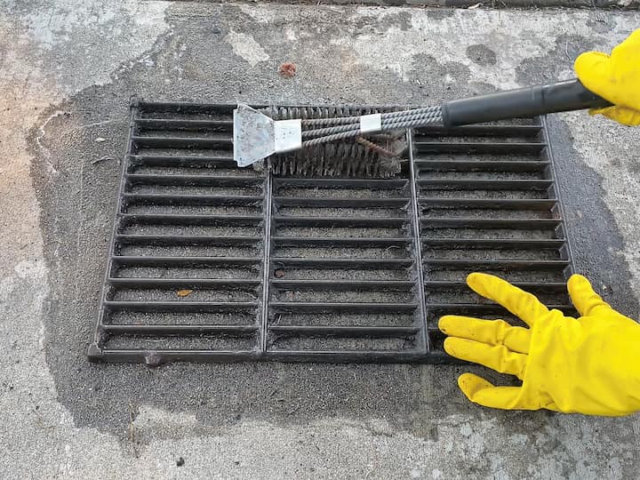 Grates - Vinegar and Ammonia Method: This method left the grates looking cleaner, but they still required a significant amount of scrubbing to remove the remaining residue. It was effective but not as impressive as we had hoped.
