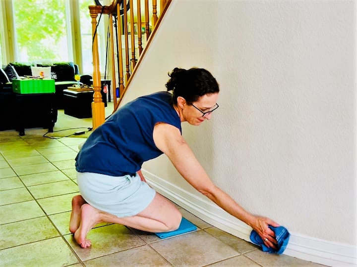 Make a kneeling pad by folding a large section of the mat in thirds, hot gluing it closed. This pad can be used for gardening, bathing kids, or cleaning your home.