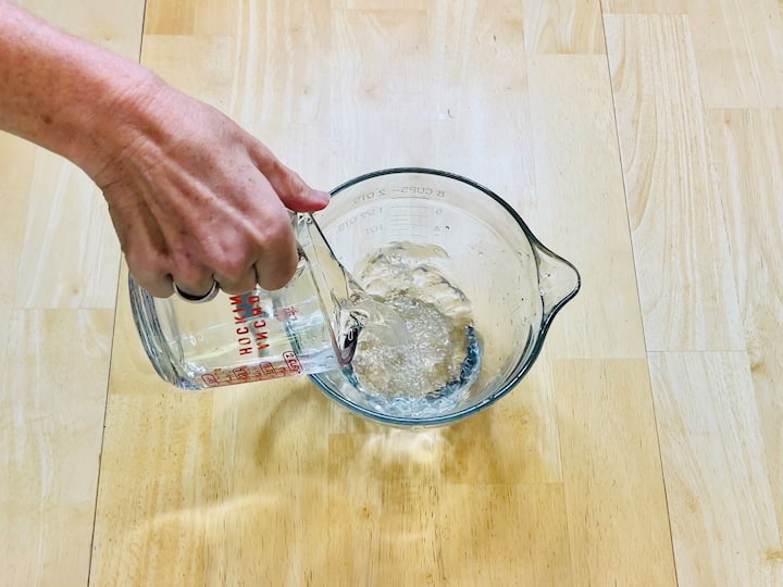 1.	Mix the water and vinegar in a big bowl. Avoid adding dish soap to this mixture, as it can cancel out the cleaning properties.