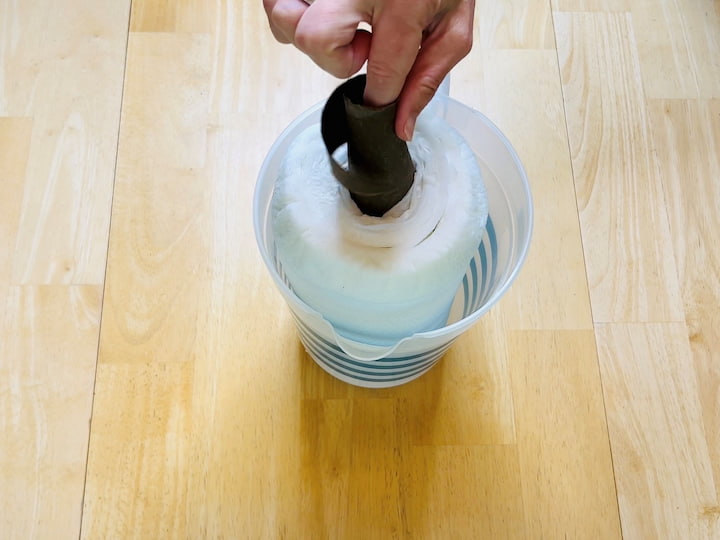 4.	Allow the water to soak into the paper towels, and then carefully remove the cardboard paper tube from the center.
5.	Pull the paper towels from the center, keeping the lid on to retain moisture.

