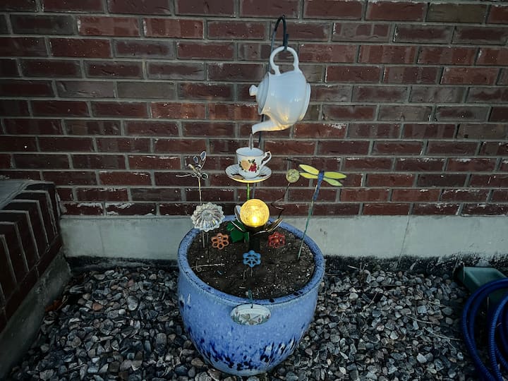 you can see the solar light is lighting up that teapot and teacup. 