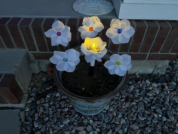 These little solar light flowers are lighting up all of the other flowers 