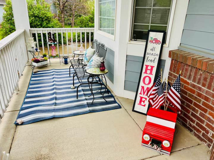 summer porch descor with summer welcome sign and outdoor rug