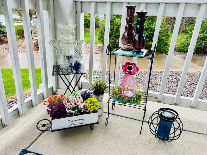 summer decor for front porch from upcycles and solar lights