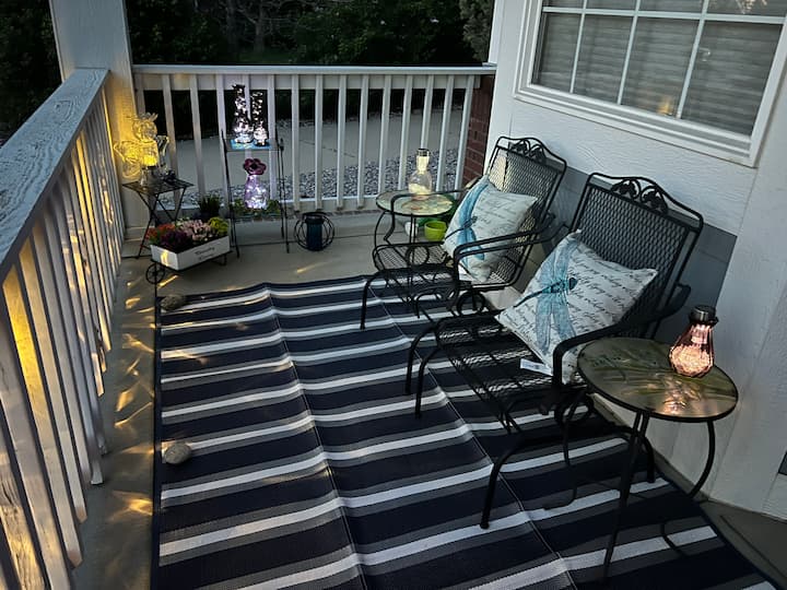 front porch summer decor of patio furniture, outdoor pillows and diy solar projects