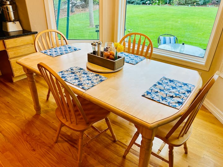 summer kitchen table with summer decor of daffodils and placemats