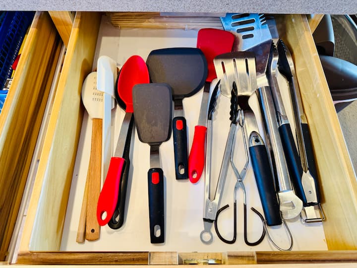 Drawer with large utensils