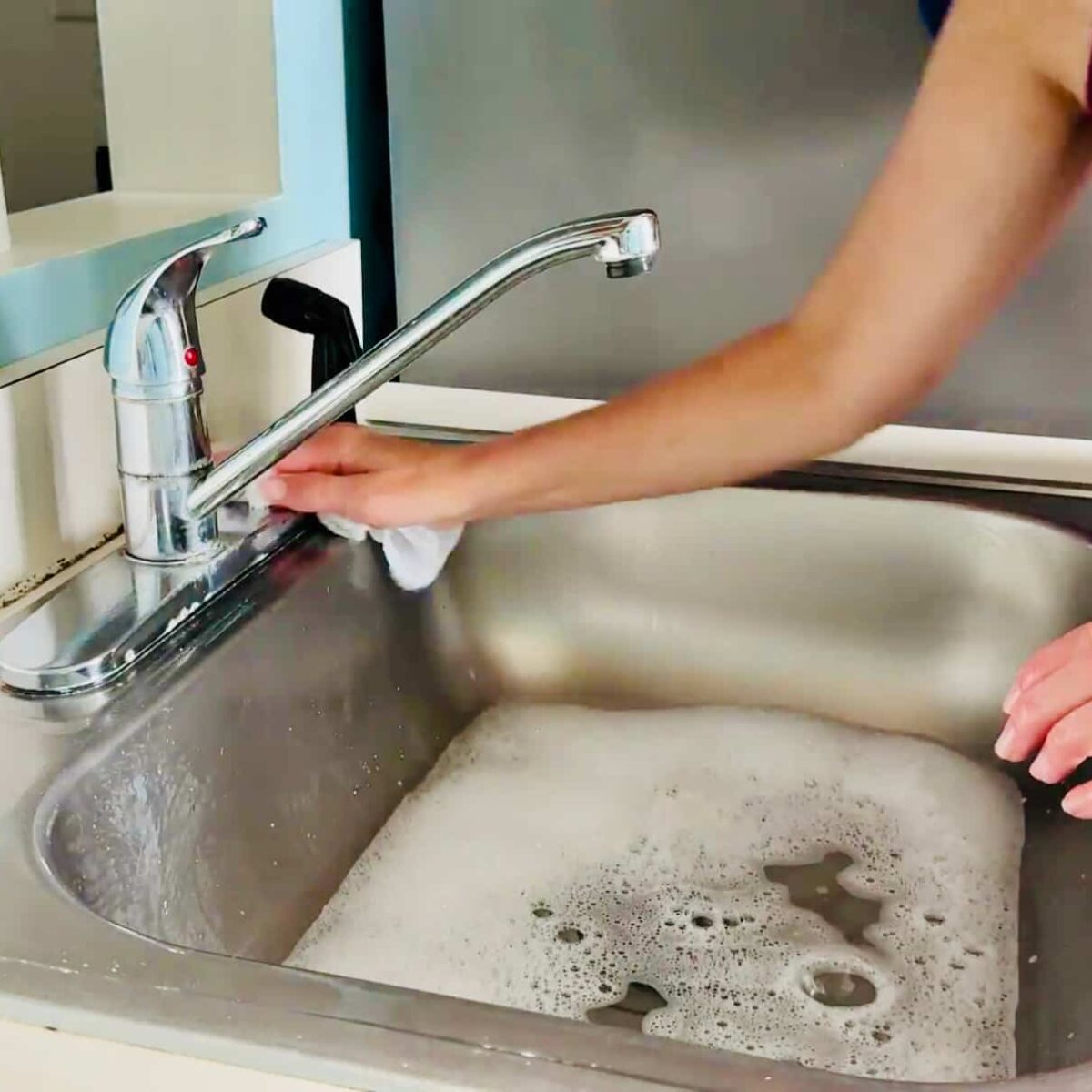 Chas wiping counters