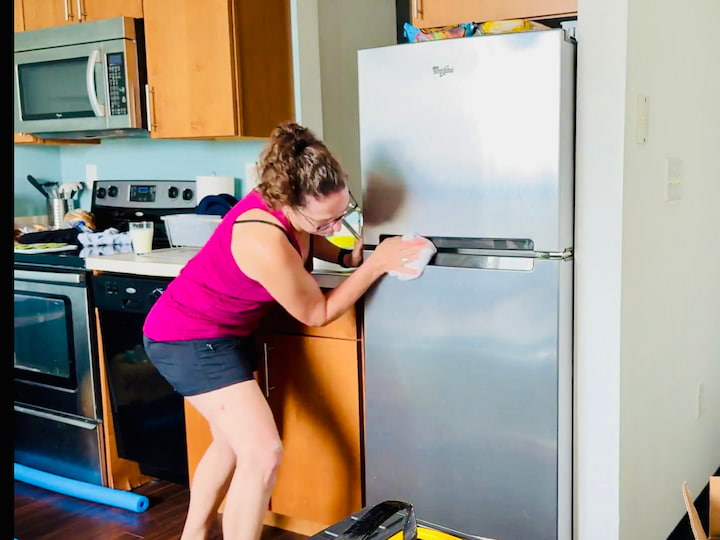 Chas cleaning refrigerator