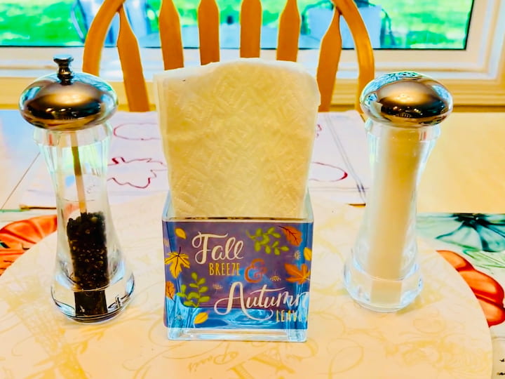 Using window cling vase to hold napkins on a table