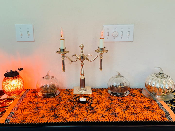 Vintage lamp with flickering lightbulbs for a Halloween lamp