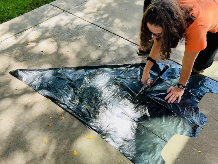 Cutting excess off of trash bag